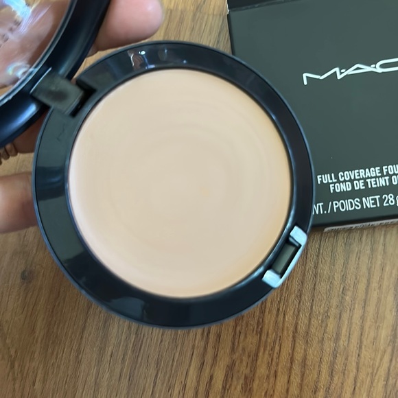 MAC Cosmetics FULL COVERAGE foundation from MAC Pro NW30- RARE AND DISCO… - Picture 4 of 6